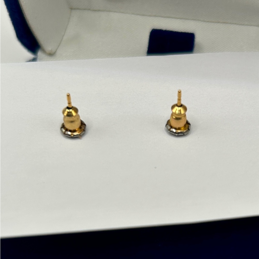 Vintage Elegant Black and 10k Gold Stud Earrings - Picture 5 of 10